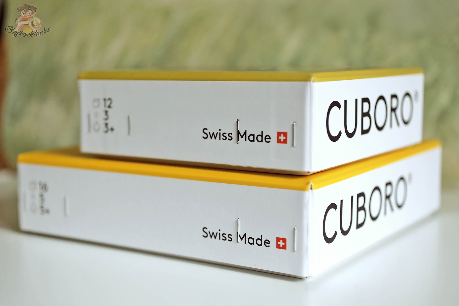 Boczny widok pudełek Cuboro Standard 16 i Cuboro Magnet z napisem Swiss Made