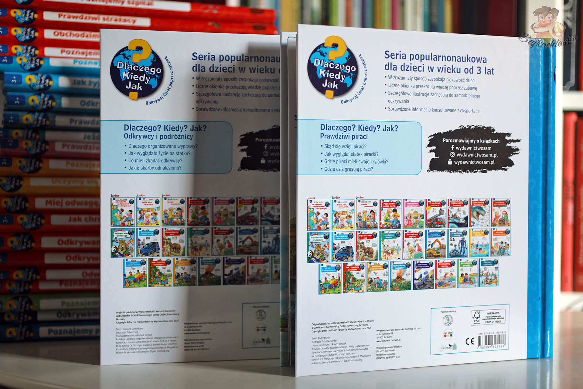 Tyły okładek książek Odkrywcy i podróżnicy i Prawdziwi piraci z serii Dlaczego? Kiedy? Jak?, z opisami popularnonaukowymi i miniaturami innych tytułów tej serii dla dzieci.