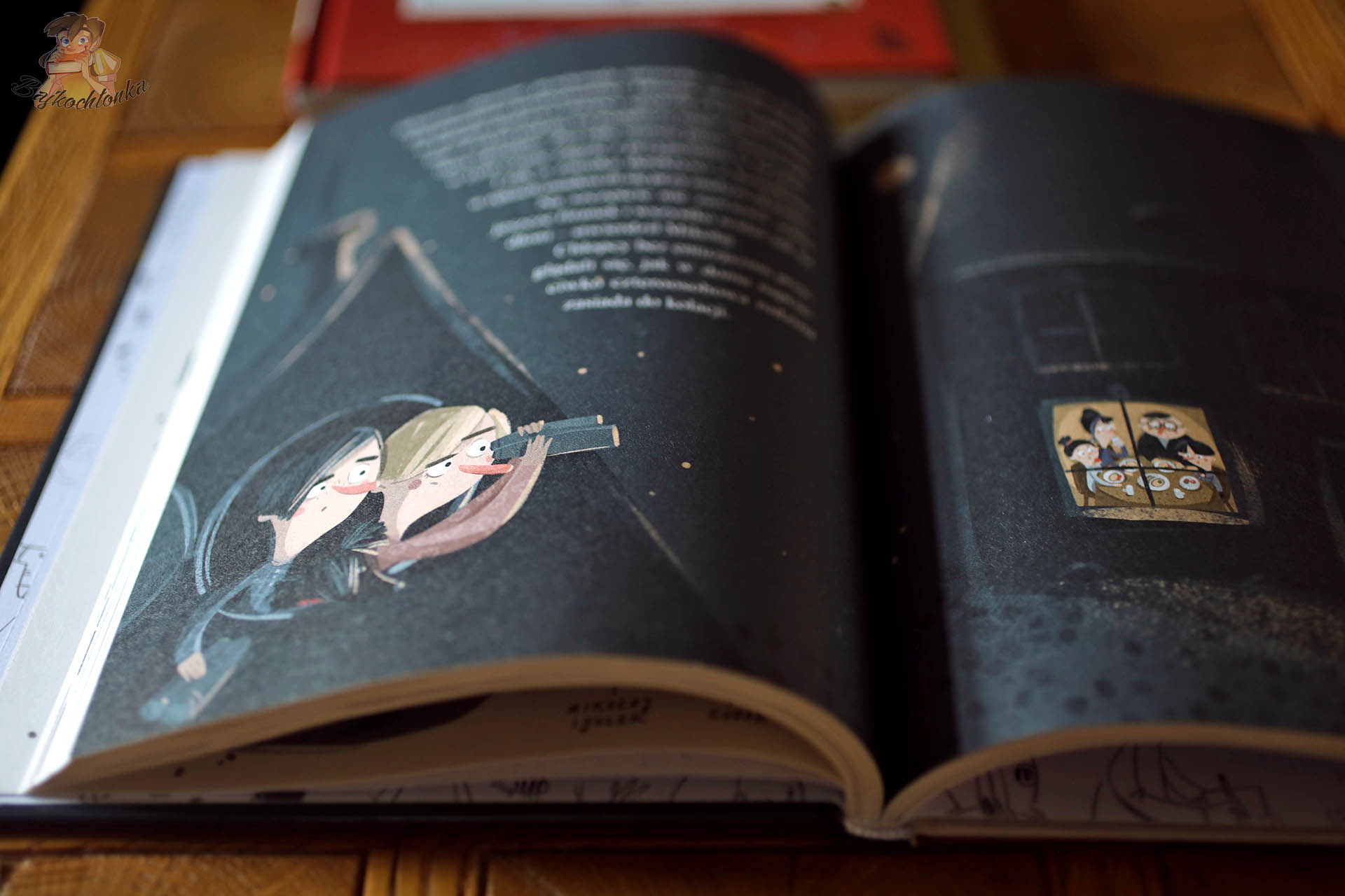 Nocna obserwacja przez lornetkę – Julek i Mikołaj w akcji (Dziurka od klucza)