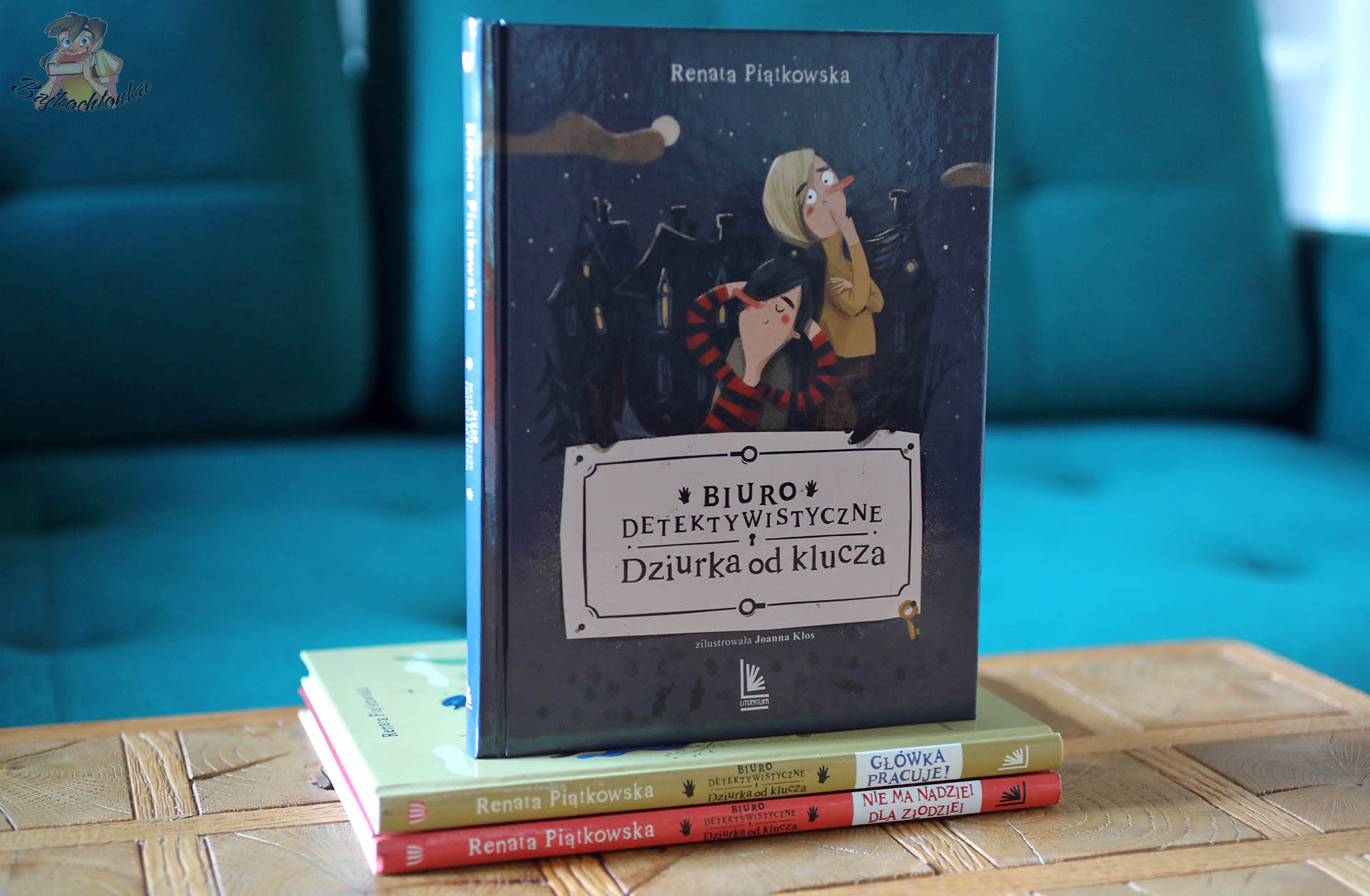 Tom 1 Biuro detektywistyczne. Dziurka od klucza – okładka na stosie trzech części