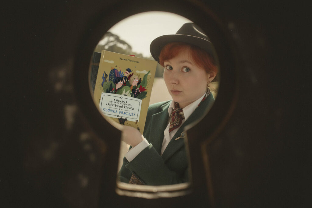 Kadr przez dziurkę od klucza – osoba z Główka pracuje! w klimacie detektywistycznym
