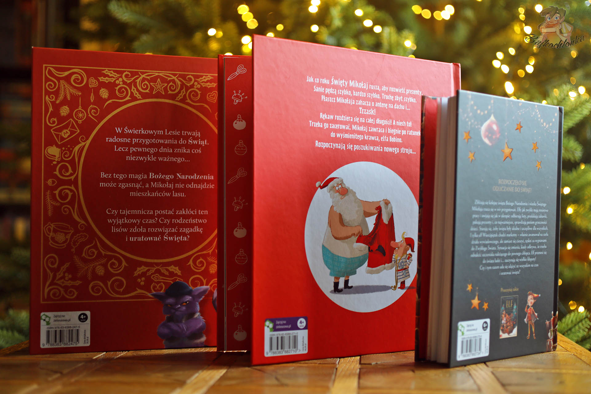 Tyły okładek książek Elf do zadań specjalnych 2, Mruklin kradnie Gwiazdkę i Strój dla Świętego Mikołaja na tle choinki
