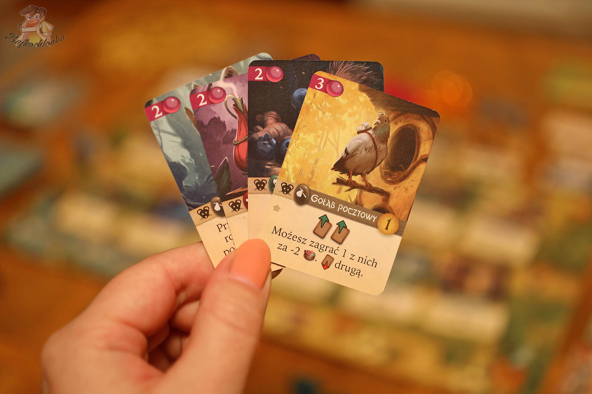 Karty na ręku w Everdell Duo z Gołębiem Pocztowym – przykład ikonografii i kosztów