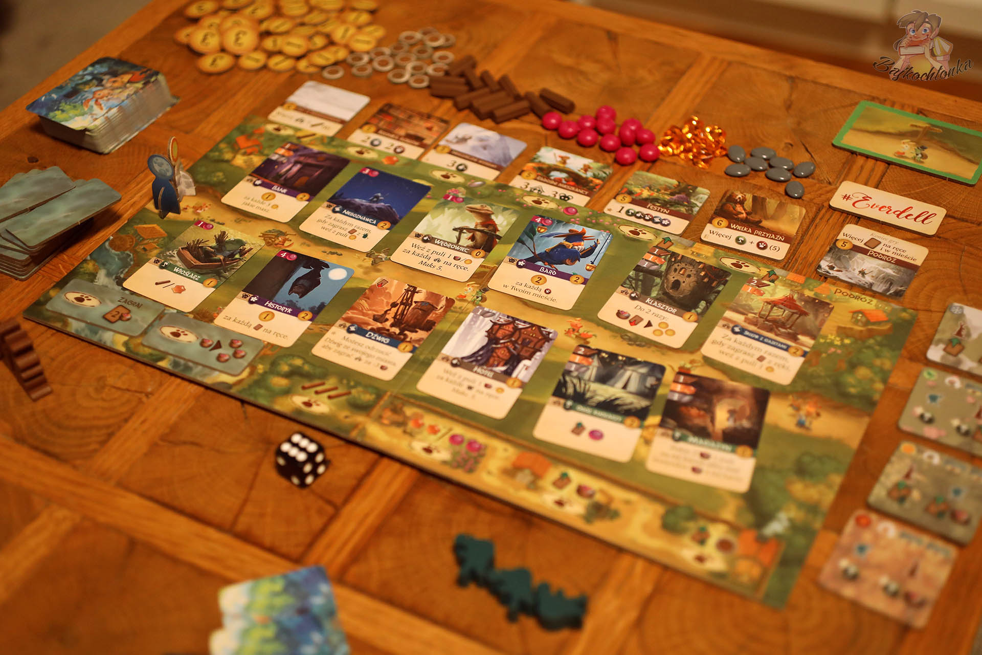 Plansza główna Everdell Duo z rynkiem kart i zasobami jagód, żywicy, kamieni i drewna