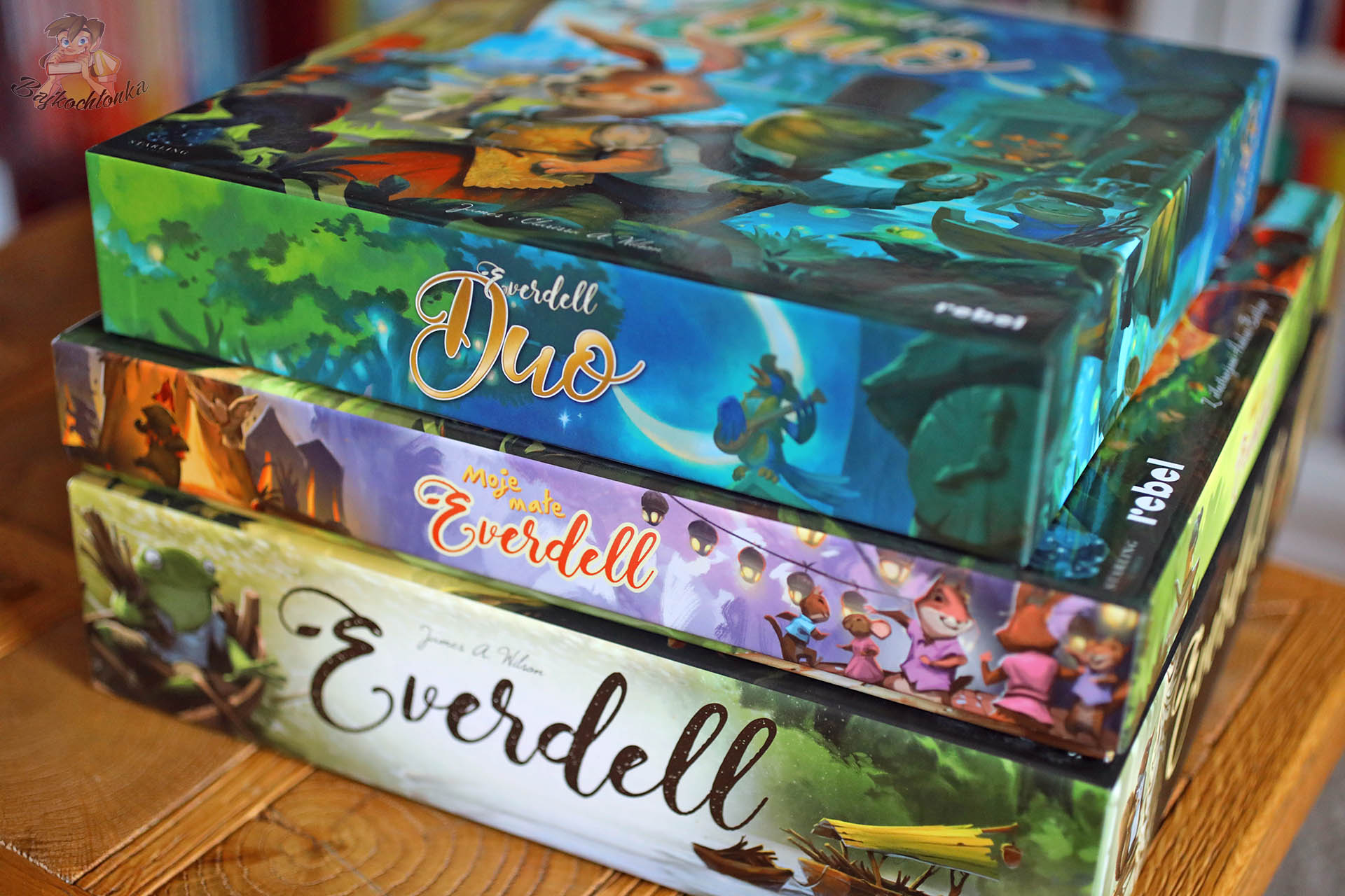 Everdell Duo na stosie z Everdell i Moje Małe Everdell – porównanie pudełek przed recenzją