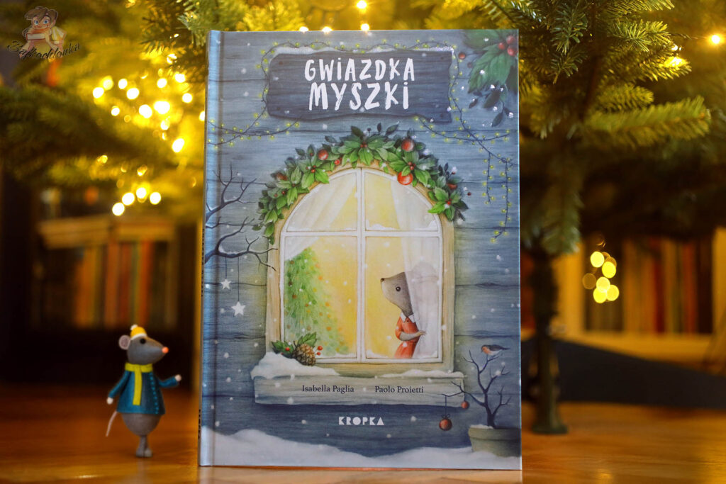 okładka książki Gwiazdka Myszki na tle choinki, świąteczna książka dla dzieci o magii dawania
