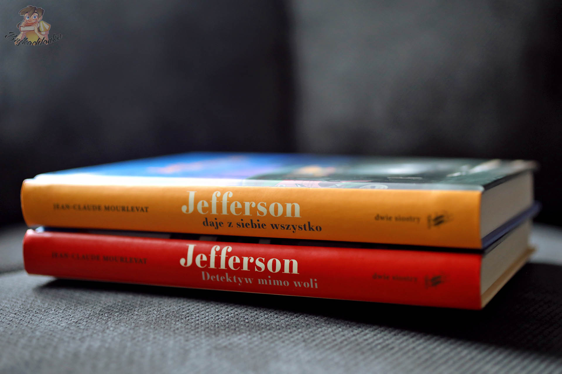 grzbiety książek Jefferson daje z siebie wszystko i Jefferson. Detektyw mimo woli wydawnictwo Dwie Siostry