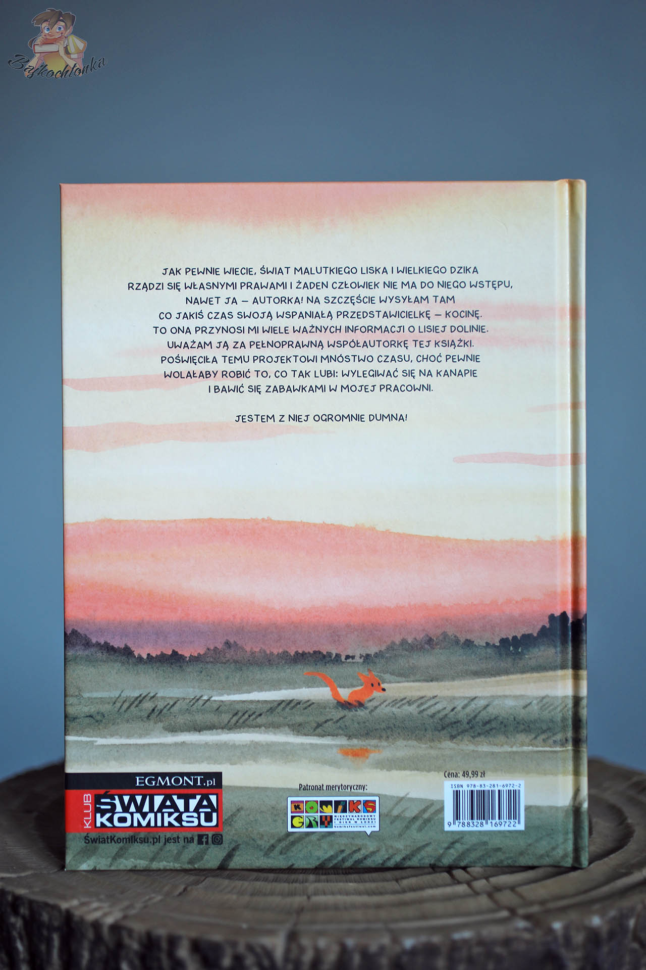 tył okładki komiksu Kocina. Zapiski z Doliny z tekstem autorki i ilustracją Malutkiego Liska biegnącego o zachodzie słońca