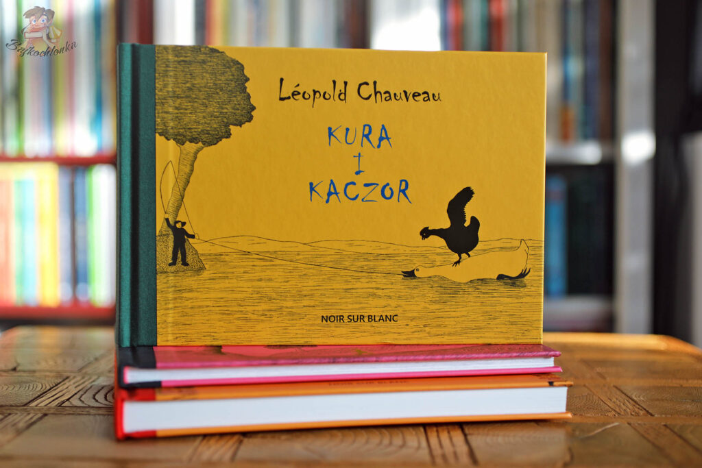 Kura i kaczor – okładka książki Leopolda Chauveau, wydawnictwo Noir Sur Blanc, na tle regału z książkami