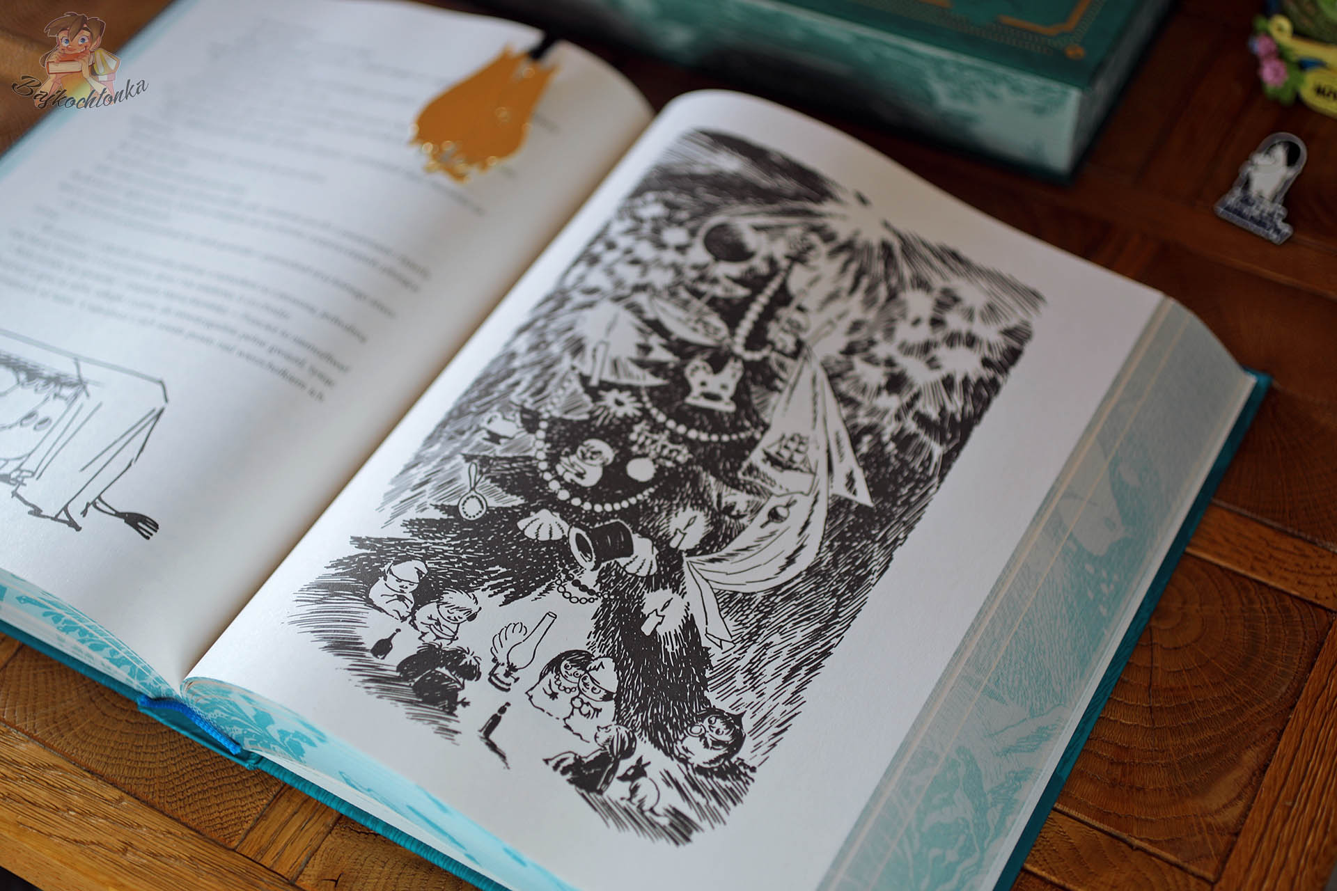 Otwarta strona nowego wydania Muminków zebranych z dużą czarnobiałą ilustracją Tove Jansson, przedstawiającą pełną szczegółów scenę z bohaterami Muminków, obramowaną turkusowym marginesem przy grzbiecie książki.