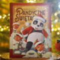 Okładka książki Pandyczne święta Moniki Kamińskiej na tle choinki