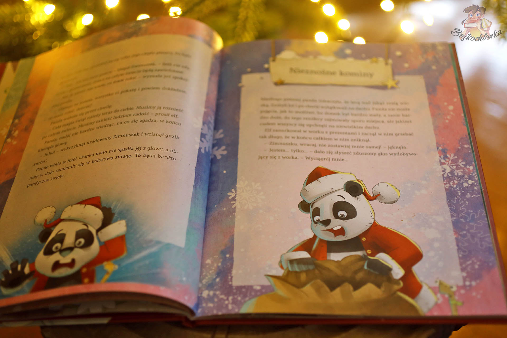 Rozkładówka z książki Pandyczne święta z pandą w stroju Mikołaja przy worku prezentów