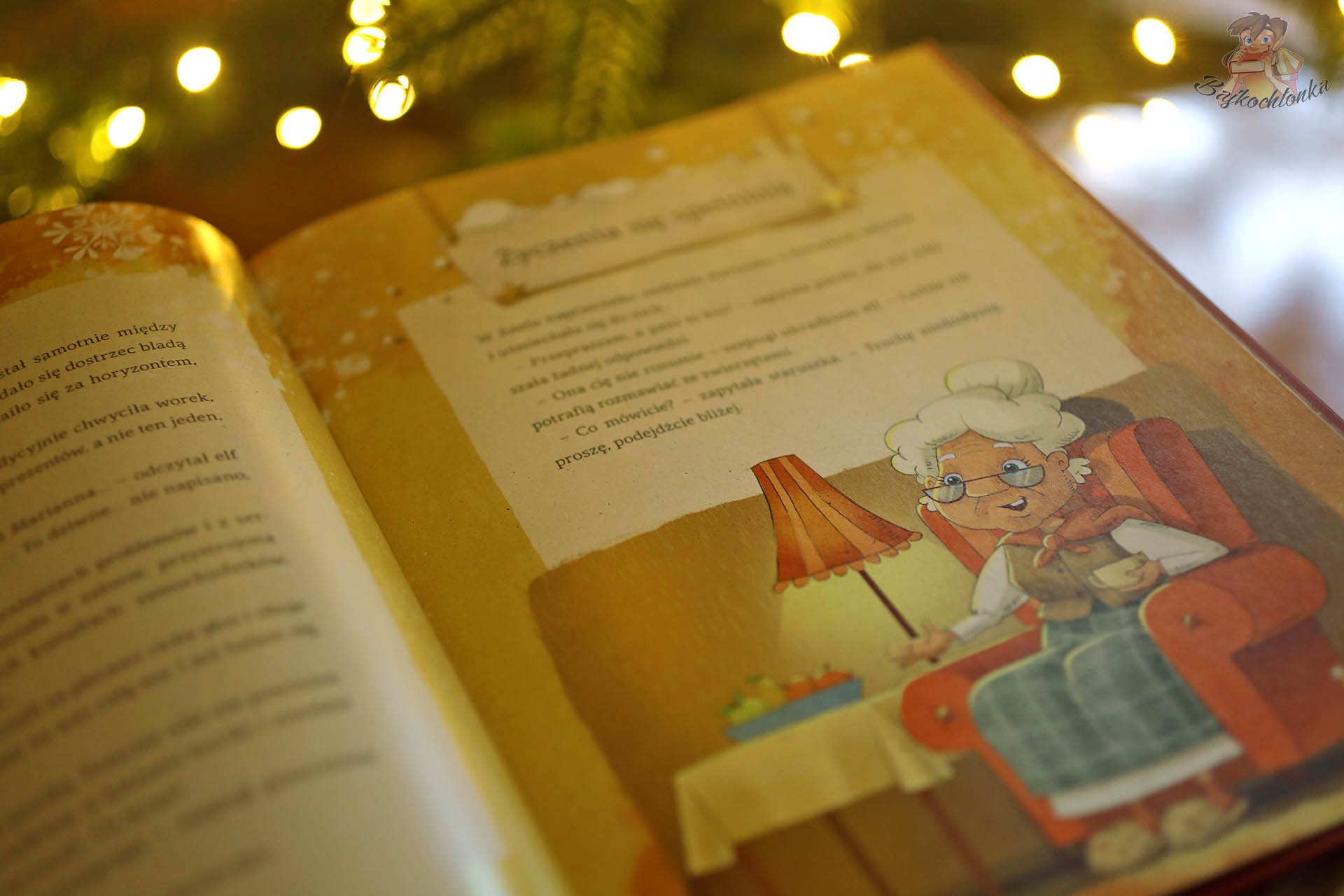 Strona z babcią czytającą życzenia w książce Pandyczne święta