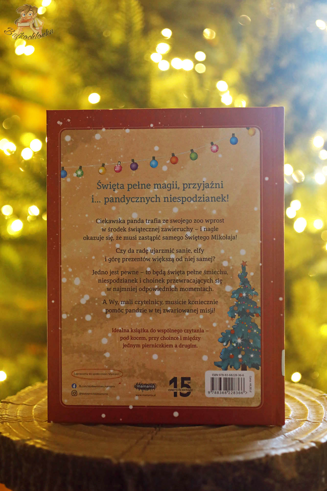 Tył okładki książki Pandyczne święta z opisem świątecznej fabuły na tle choinki