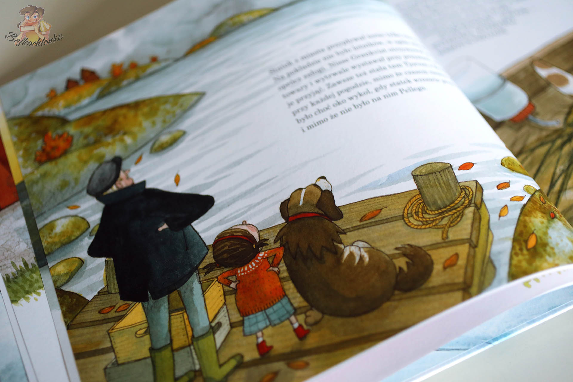 Pelle i zima na wyspie – Pelle i Tjorven obserwują wyspę z pomostu z psem Bosmanem