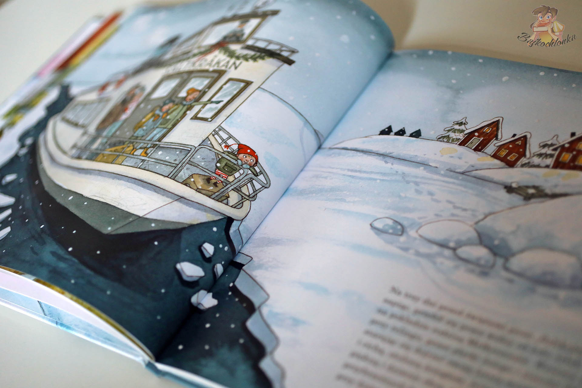 Pelle i zima na wyspie – statek w lodzie dopływający do Saltkråkan zimą