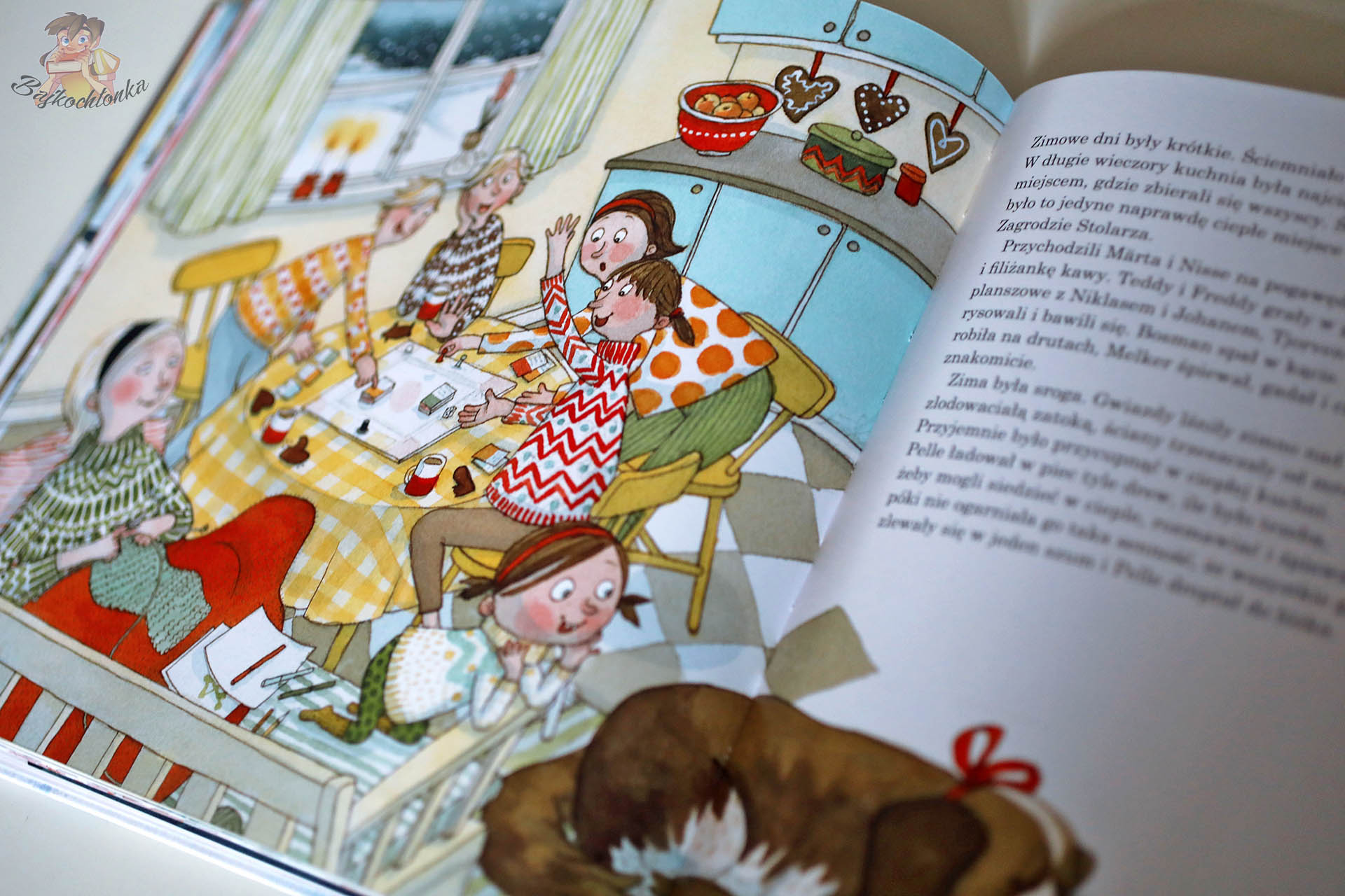 Pelle i zima na wyspie – zimowy wieczór w kuchni na Saltkråkan, rodzina gra w planszówki