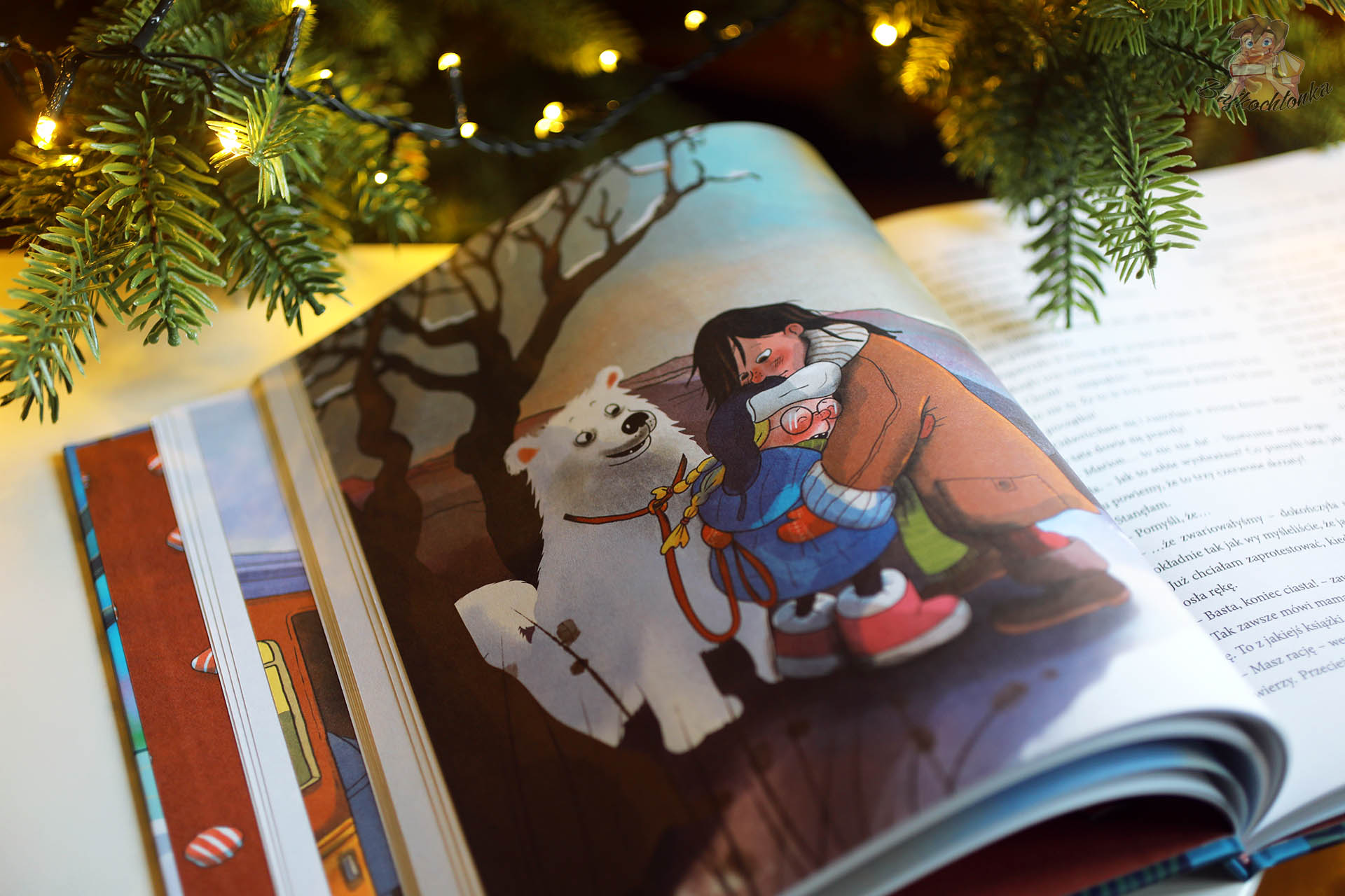 Prawdziwy Mikołaj, siostrunia i ja – ilustracja dziewczynek i białego psa podczas zimowego spaceru