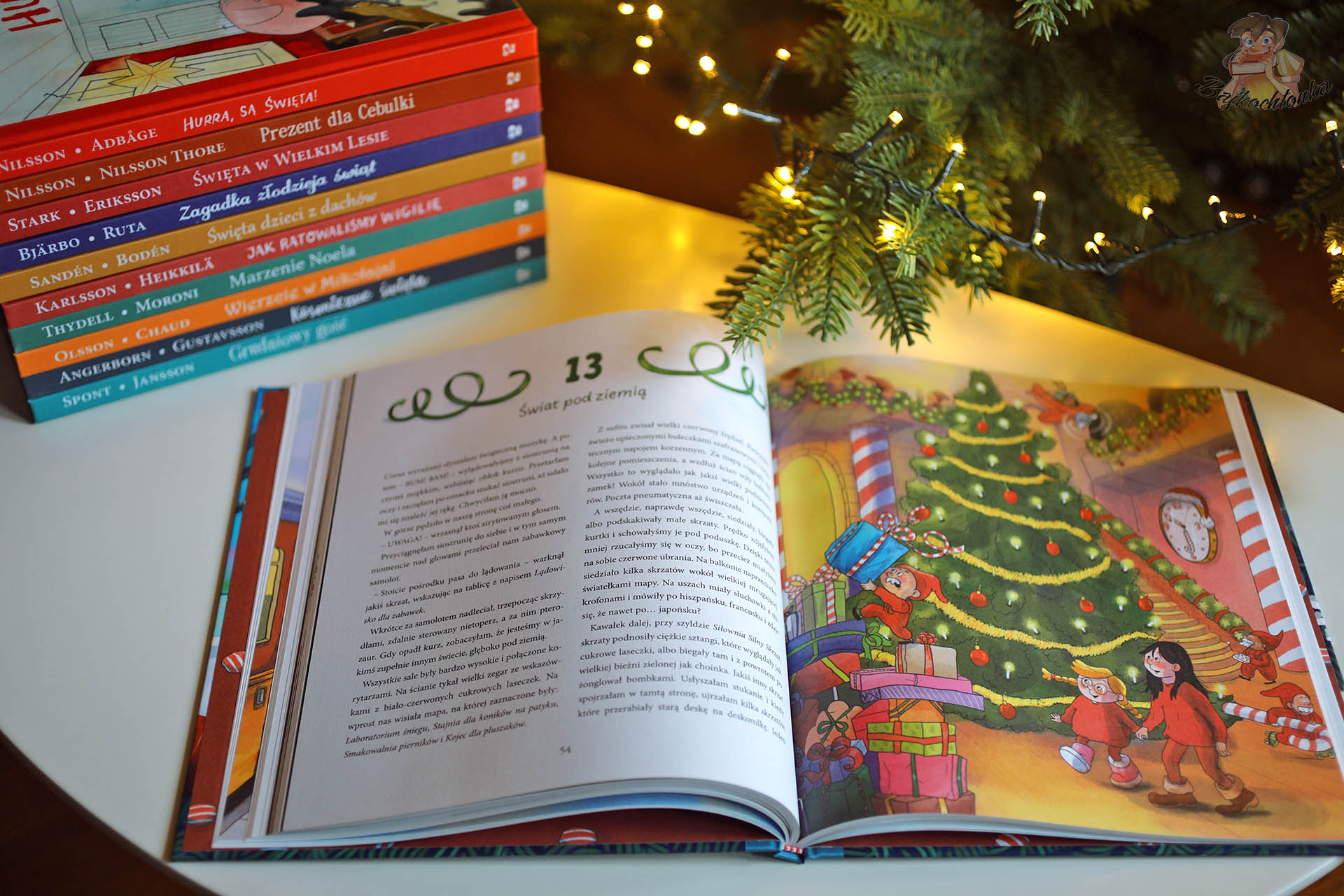 Prawdziwy Mikołaj, siostrunia i ja – rozkładówka z wielką choinką, prezentami i elfami w świątecznej krainie