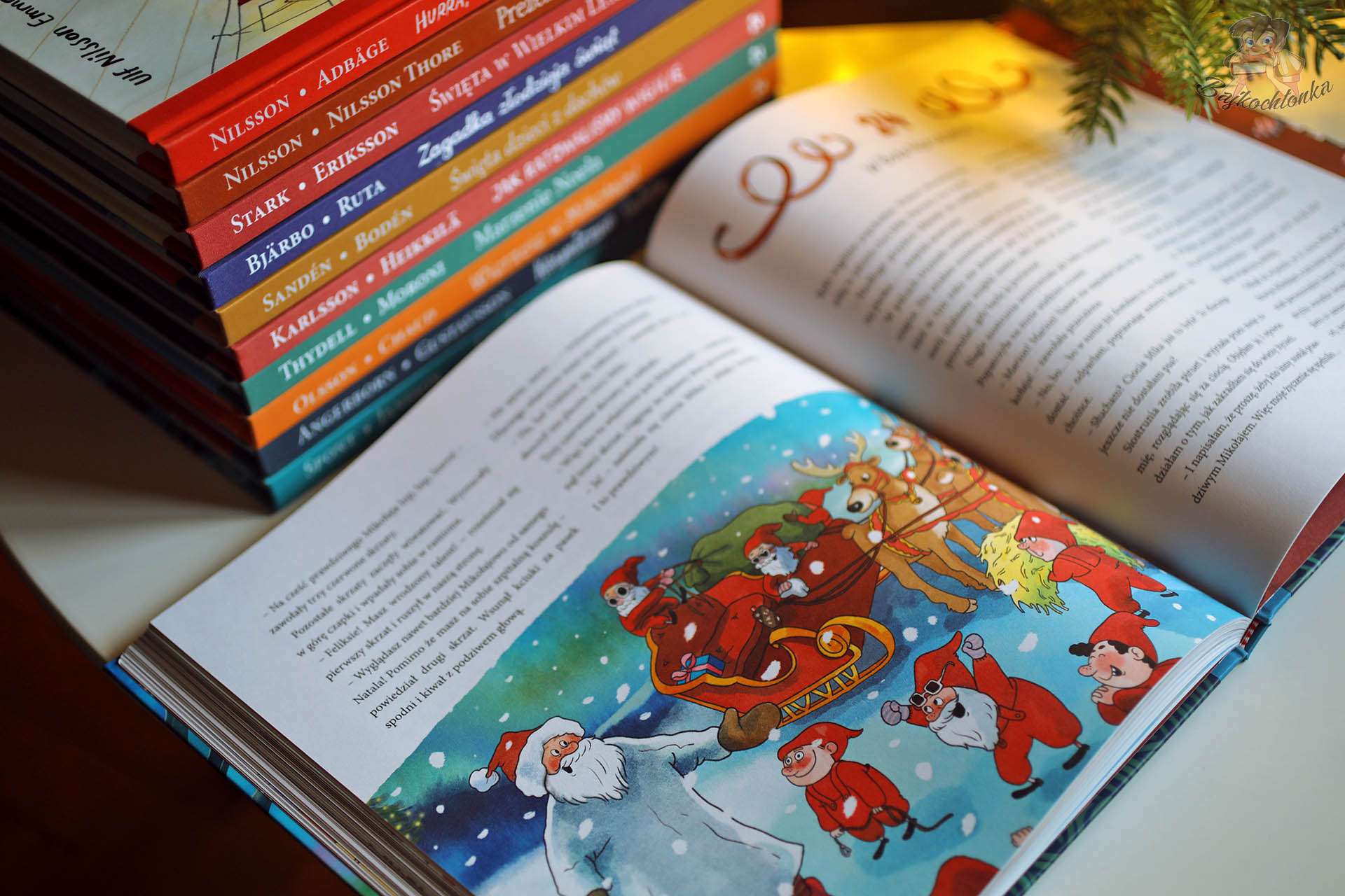 Prawdziwy Mikołaj, siostrunia i ja – rozkładówka z saniami Mikołaja i tłumem skrzatów