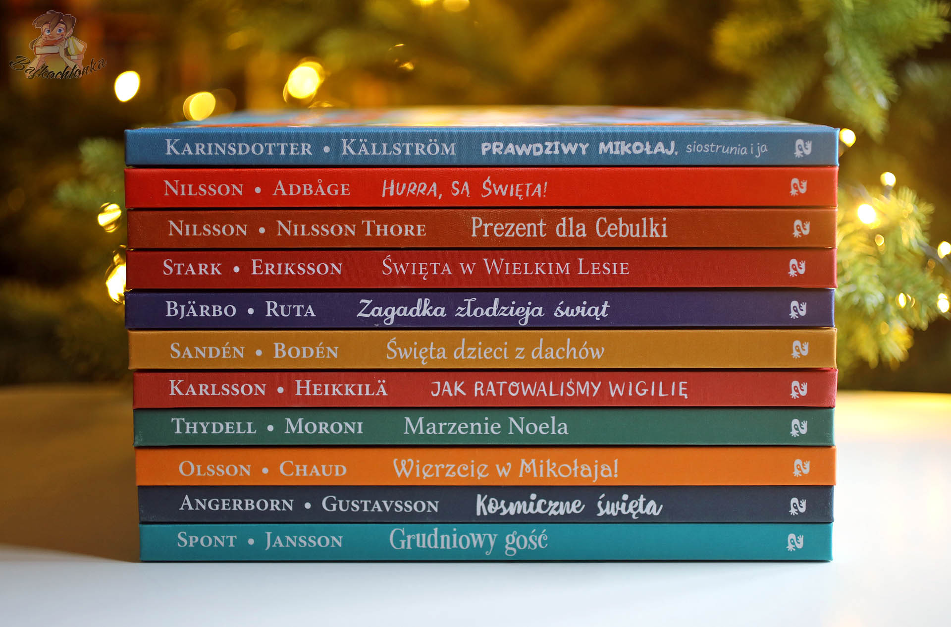 Prawdziwy Mikołaj, siostrunia i ja – stos świątecznych książek Zakamarki z nową częścią serii na szczycie