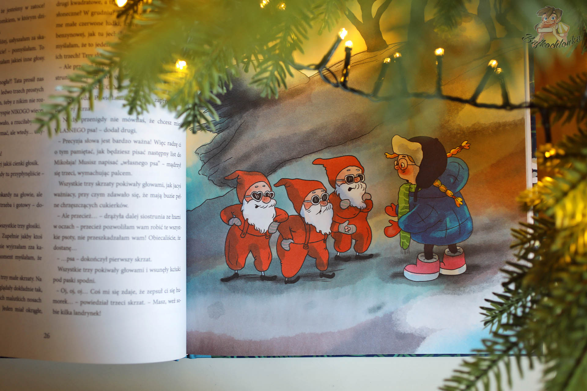 Prawdziwy Mikołaj, siostrunia i ja – ilustracja trzech skrzatów mikołajowych rozmawiających z dziewczynką
