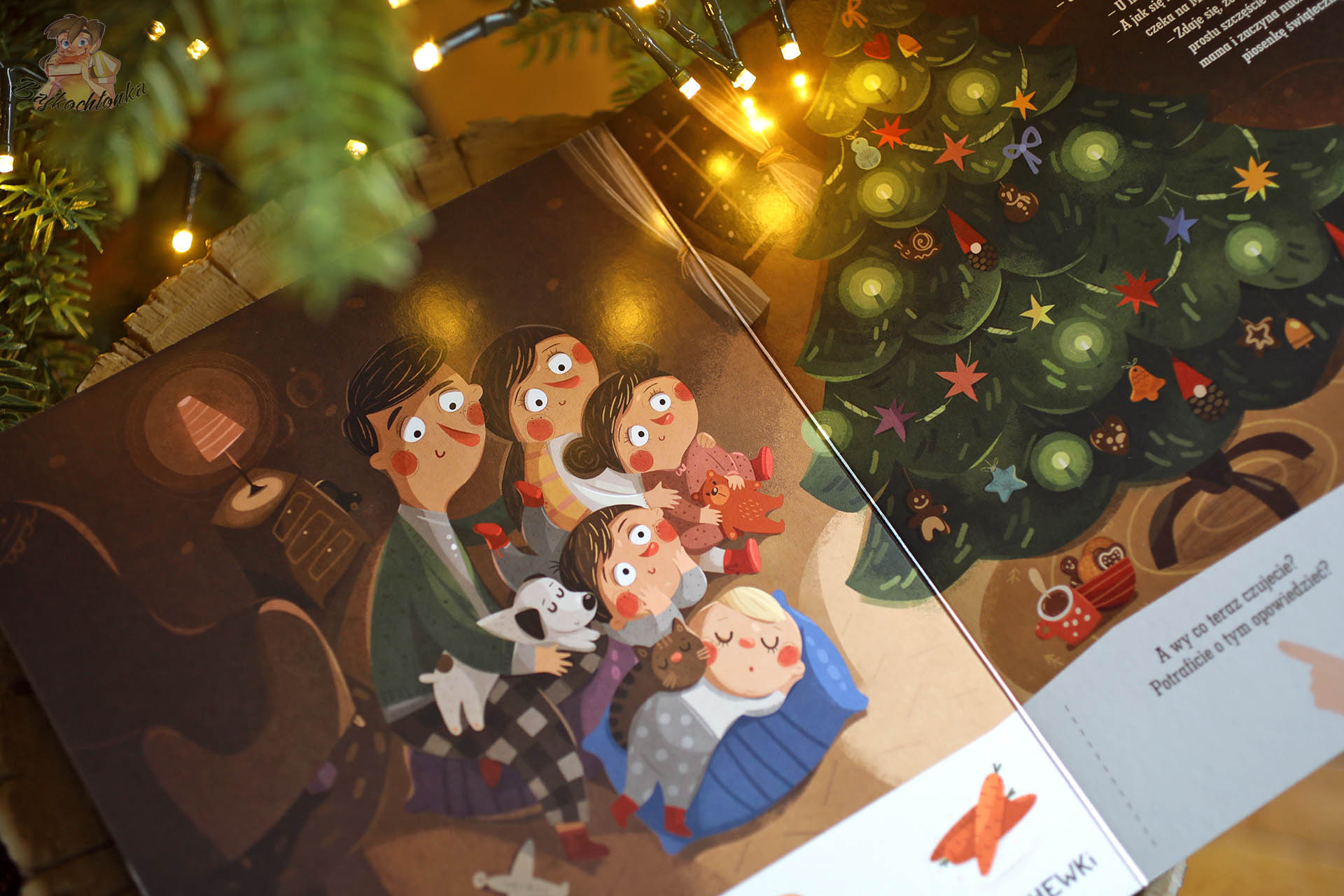 Pucio urządza Wigilię – rodzinna scena przy choince, ilustracje Joanny Kłos