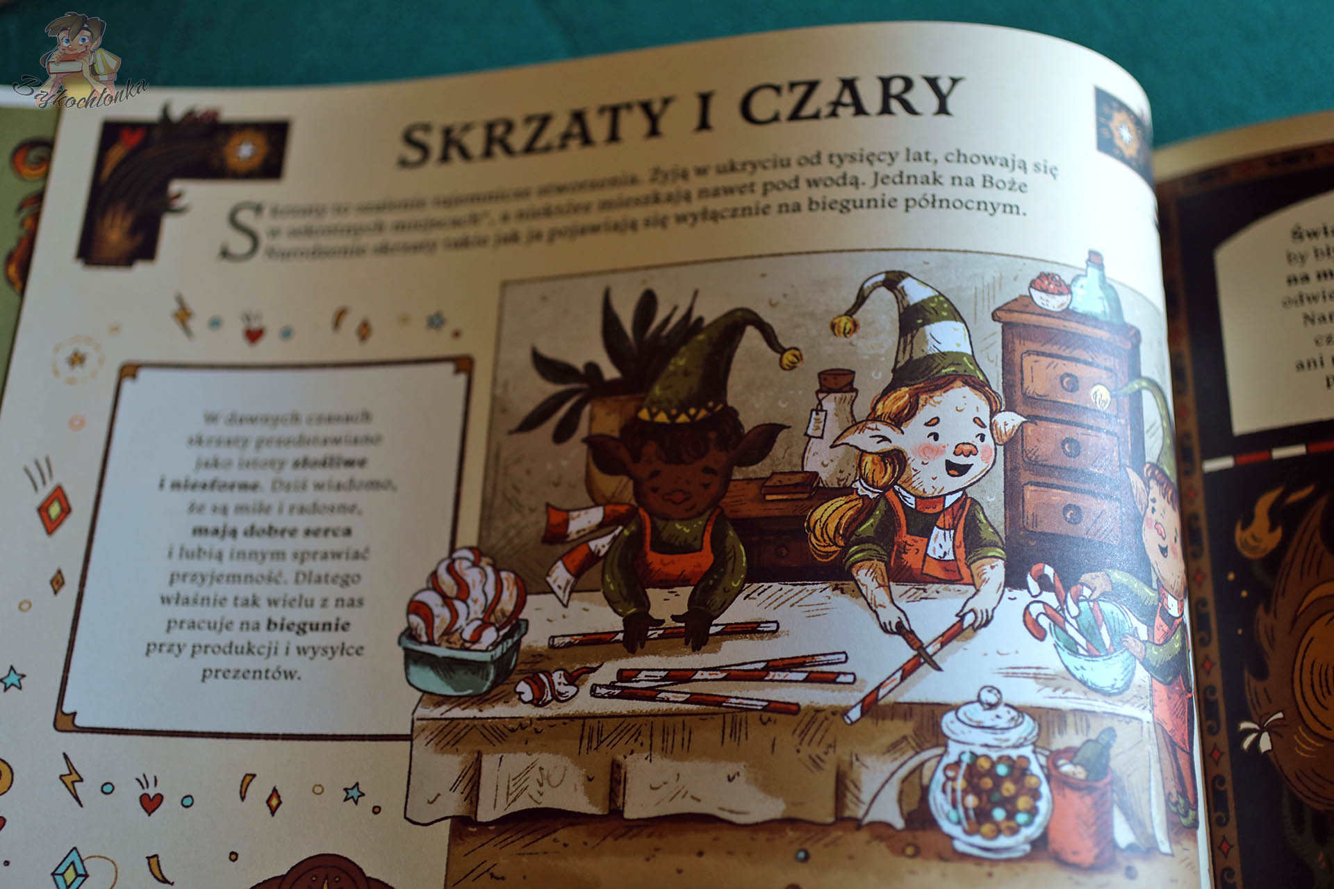 Strona Skrzaty i czary z książki Sekrety wioski Świętego Mikołaja, świąteczne skrzaty robią słodycze