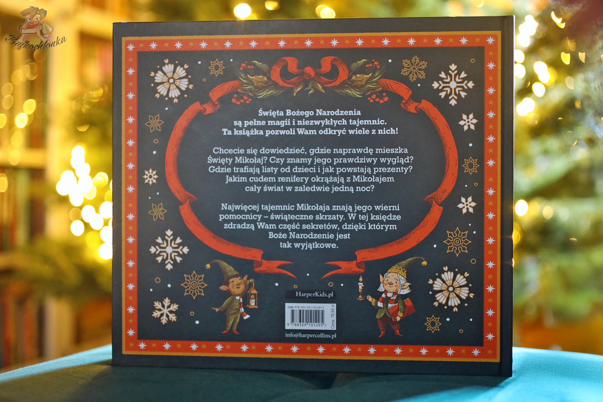 Tył okładki książki Sekrety wioski Świętego Mikołaja z opisem treści i informacjami wydawniczymi