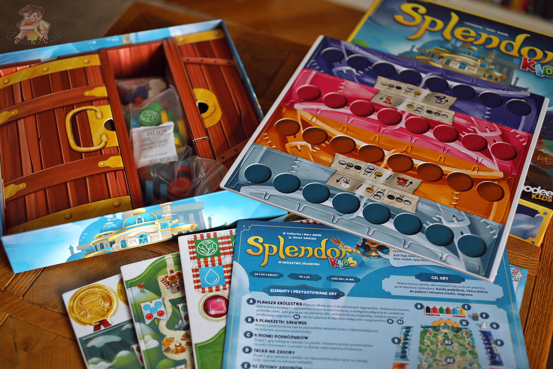 Zawartość pudełka gry Splendor Kids od wydawnictwa Rebel – plansza, tacka na żetony, planszetki graczy i żetony rozłożone na stole