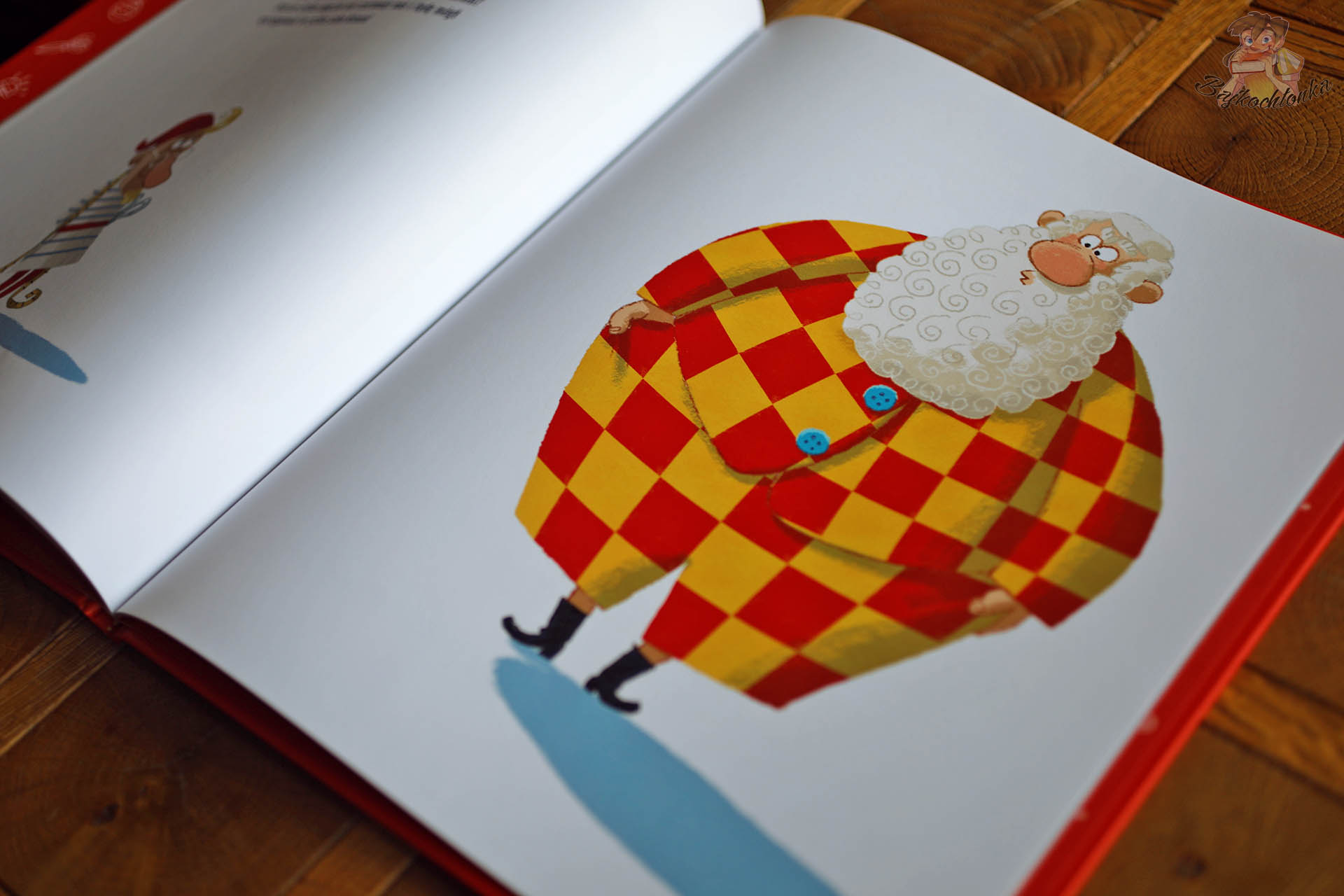 Mikołaj w żółto-czerwonym kraciastym stroju, ilustracja z książki Strój dla Świętego Mikołaja