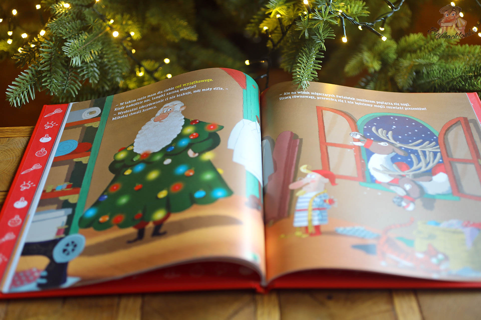 Święty Mikołaj przebrany za choinkę na ilustracji z książki Strój dla Świętego Mikołaja