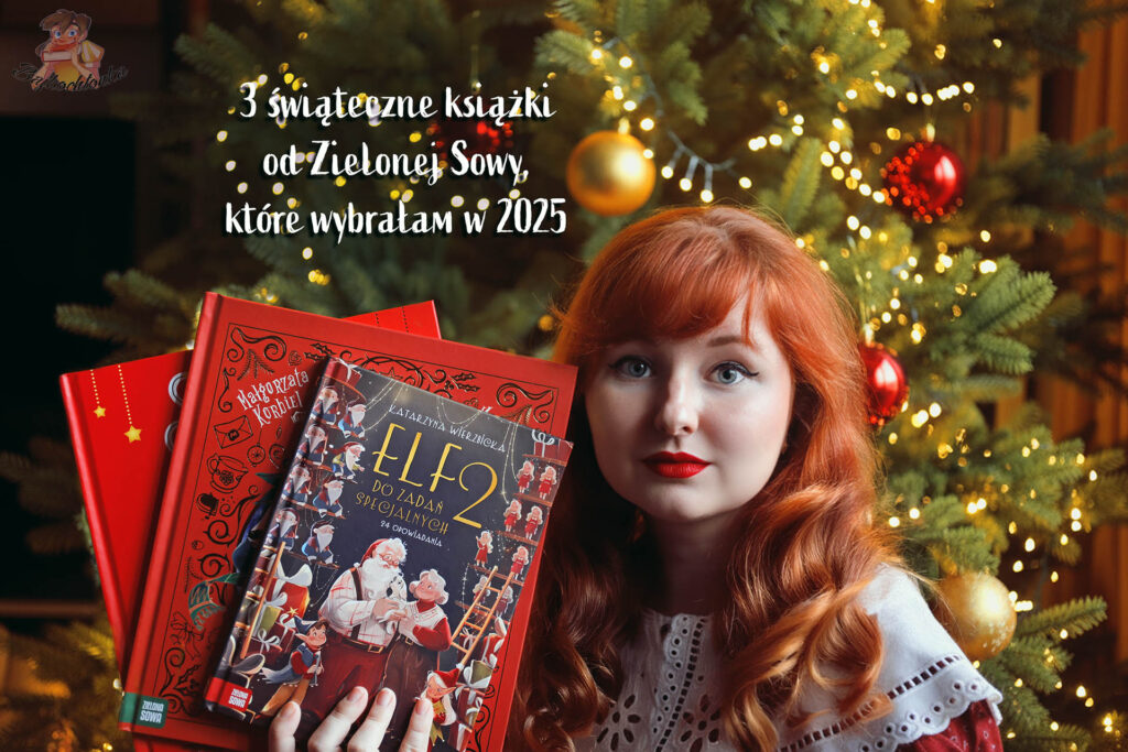 Julita trzyma przed choinką trzy świąteczne książki od Zielonej Sowy wybrane na 2025 rok