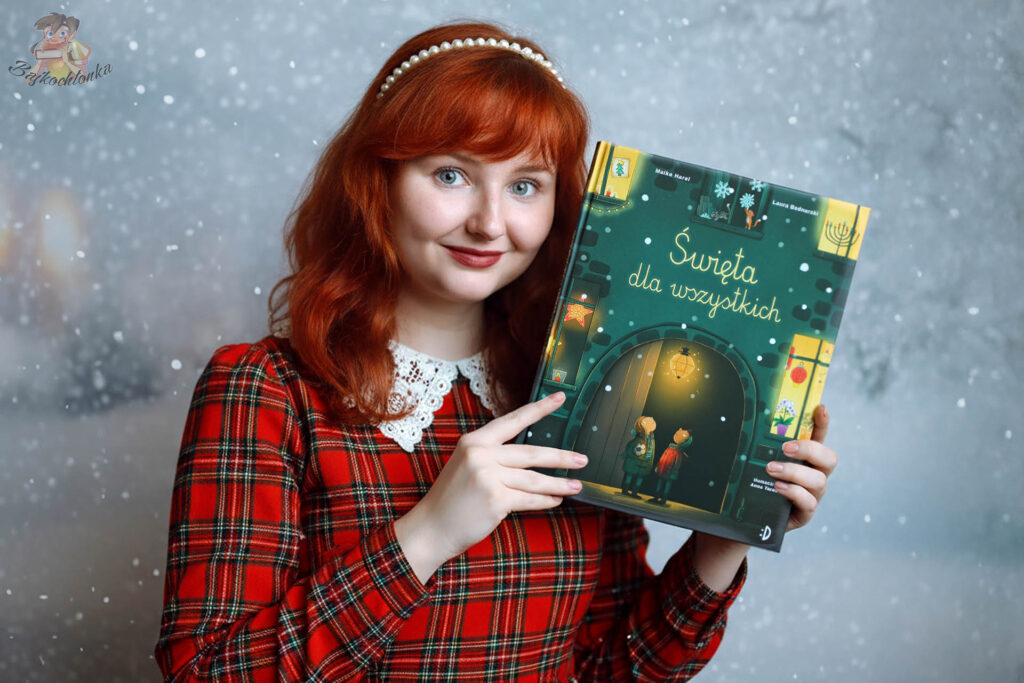 Święta dla wszystkich – zdjęcie z książką w dłoniach, recenzja patronatu Bajkochłonki