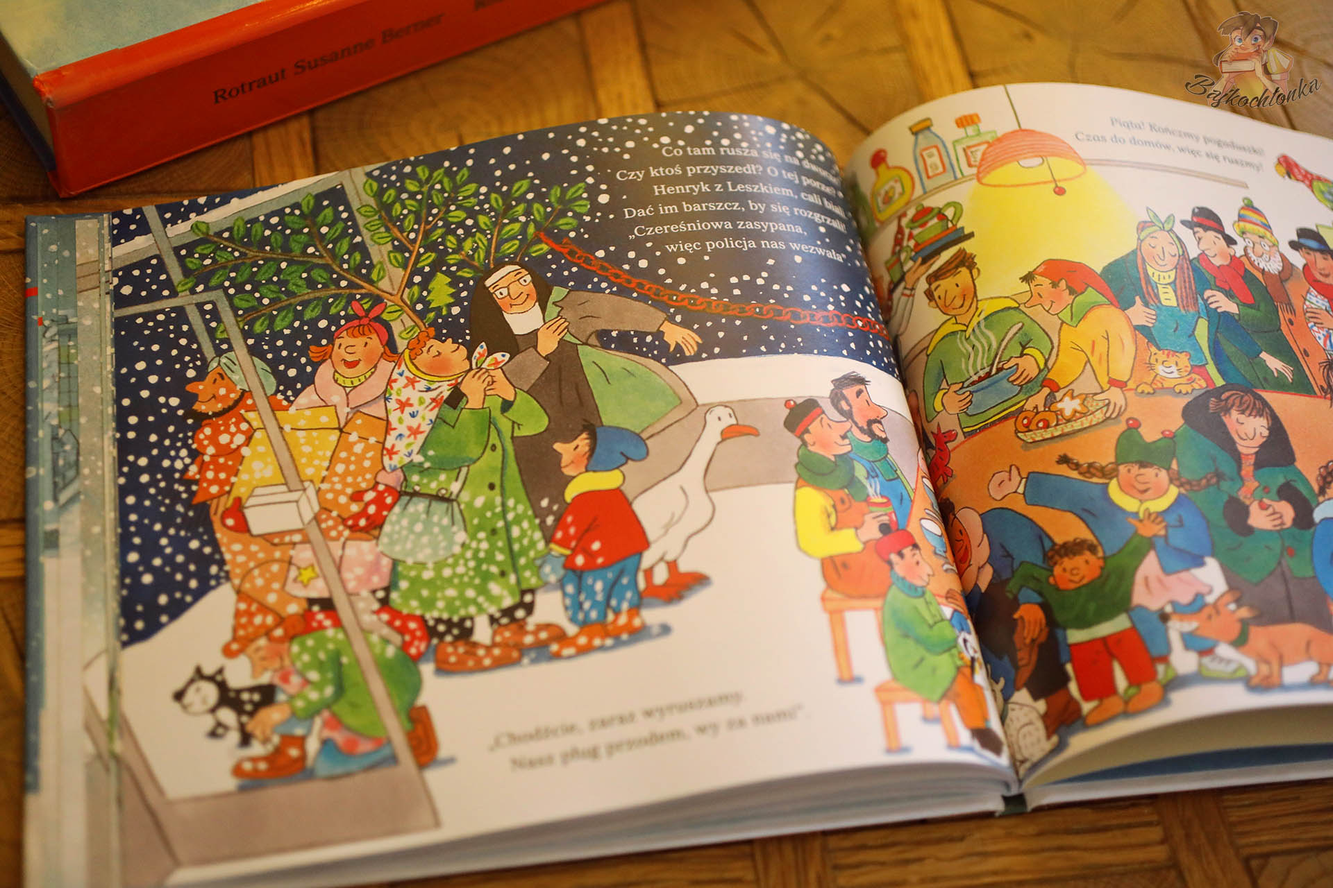 Mieszkańcy Czereśniowej w śniegu i wewnątrz kawiarni podczas wspólnej Wigilii, ilustracja z książki Święta na ulicy CzereśniowejMieszkańcy Czereśniowej w śniegu i wewnątrz kawiarni podczas wspólnej Wigilii, ilustracja z książki Święta na ulicy Czereśniowej