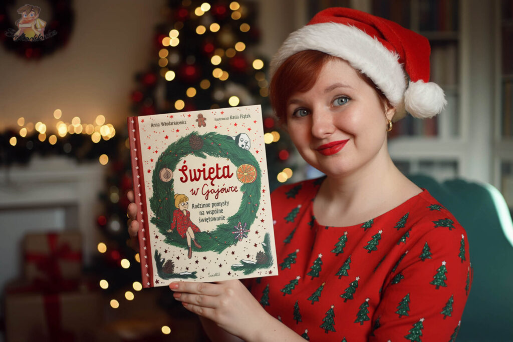 Święta w Gajówce – książkowy kalendarz adwentowy; Anna Włodarkiewicz, ilustracje Kasia Piątek – okładka w świątecznej aranżacji