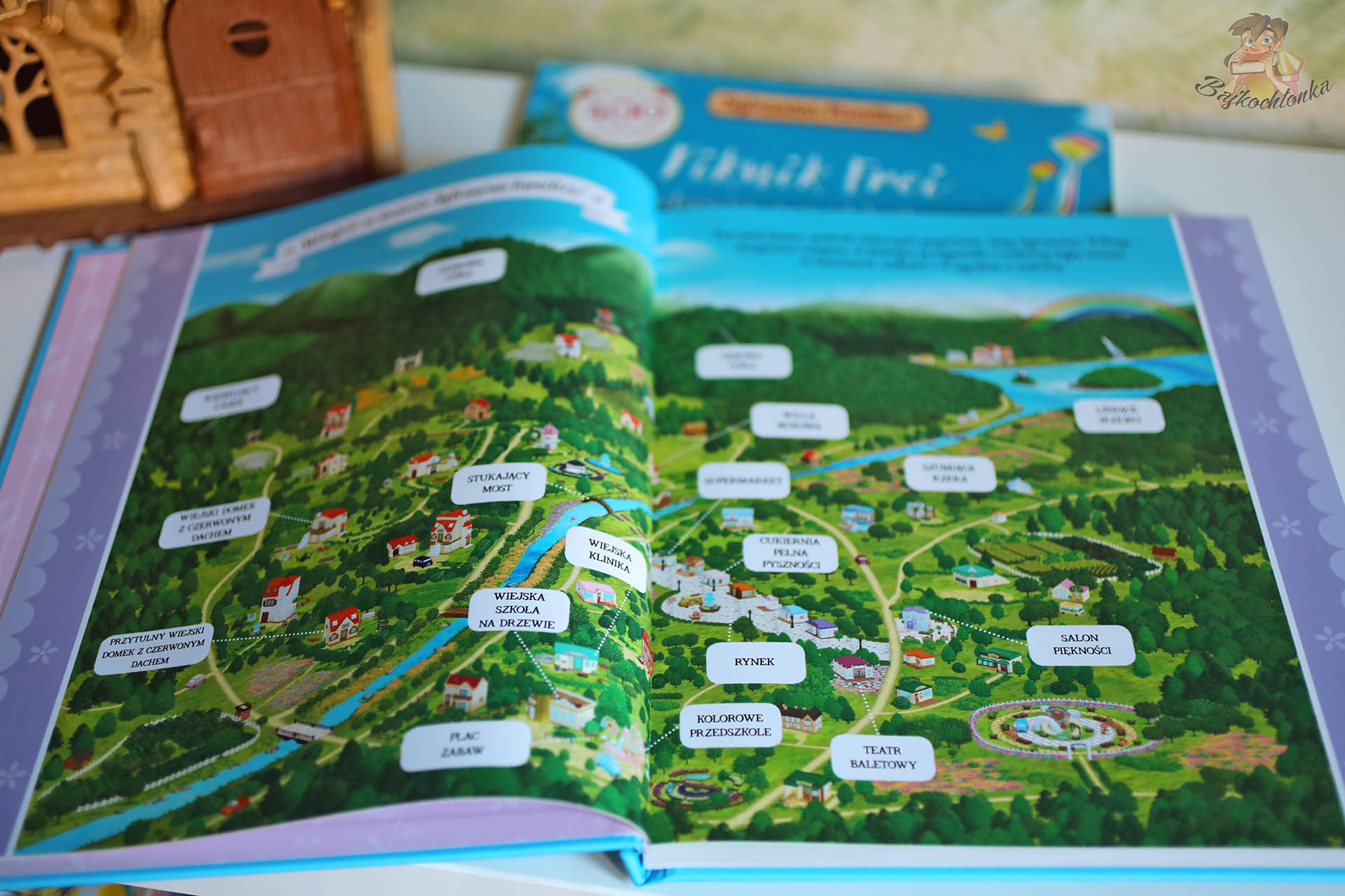 Mapa miasteczka Sylvanian Families — rozkładówka z Księgi opowieści
