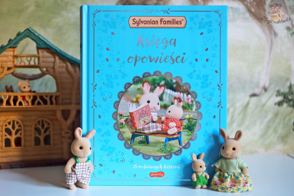 Okładka Sylvanian Families. Księga opowieści — niebieska edycja, 15 rodzinnych historii (HarperKids)