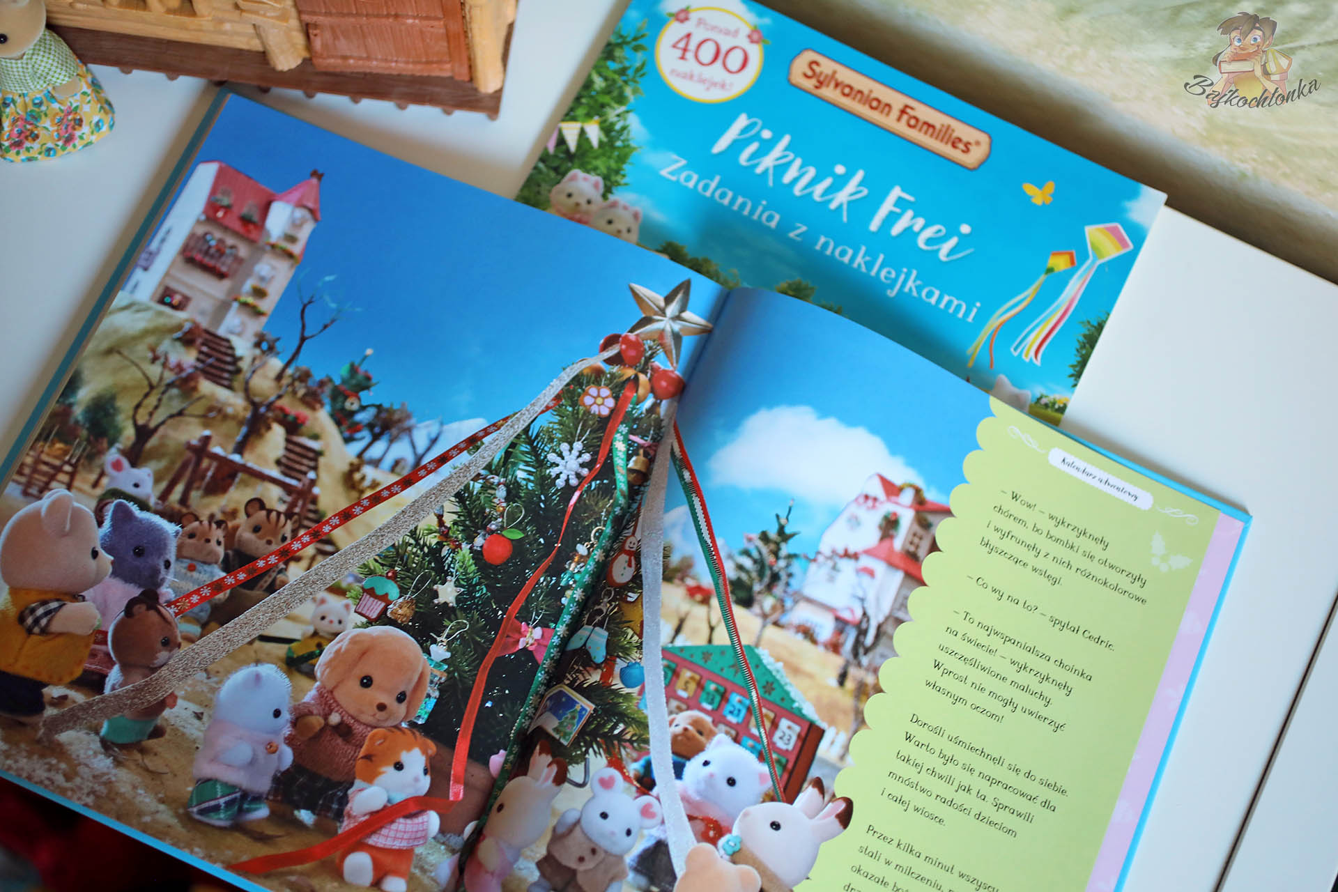 Świąteczna scena przy choince — rozkładówka z Sylvanian Families. Księga opowieści (niebieska okładka)