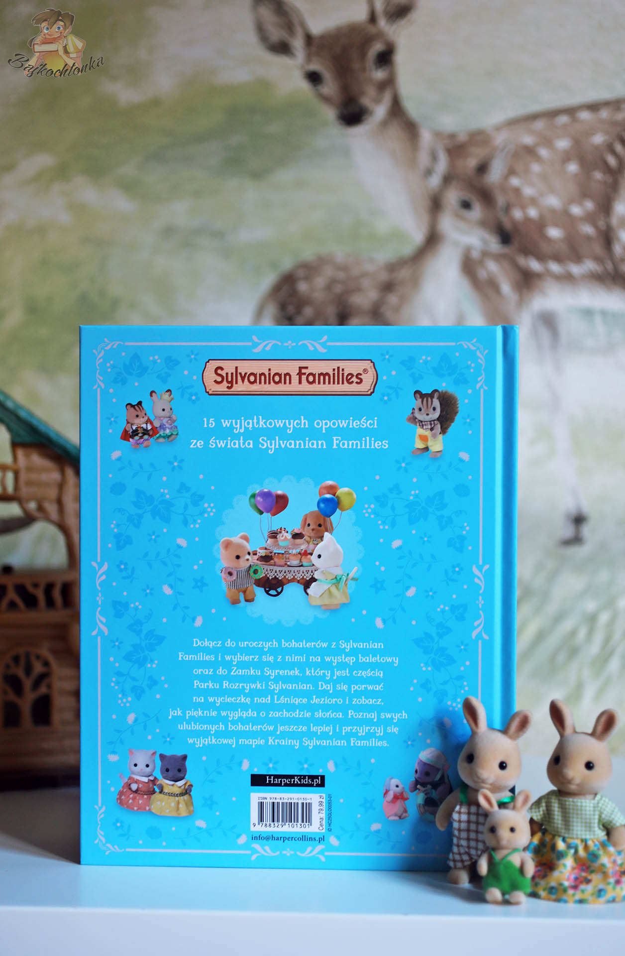 Tylna okładka Sylvanian Families. Księga opowieści — opis wydawcy i kod kreskowy