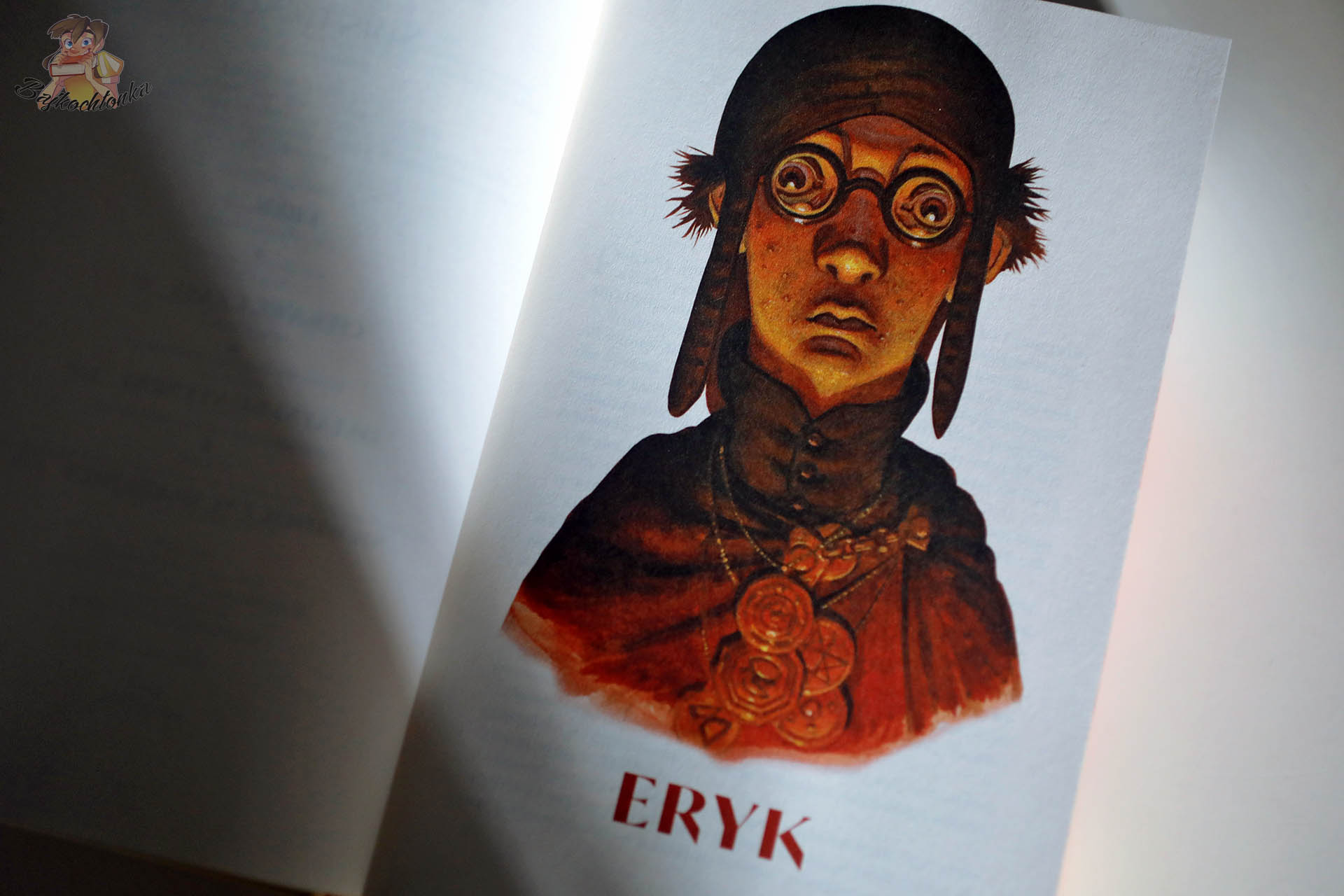 Portret Eryka na stronie tytułowej powieści „Eryk” w omnibusie „Rincewind tom 2” Terry’ego Pratchetta