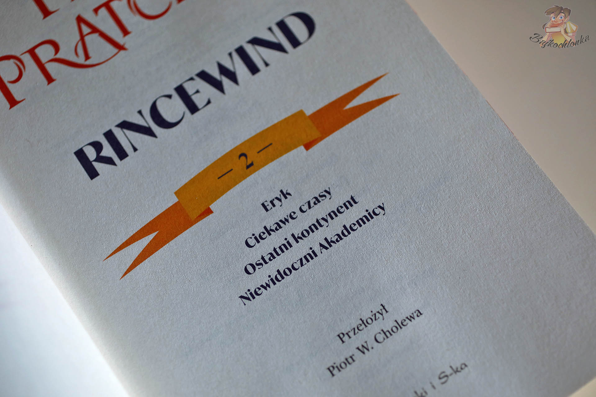 Strona tytułowa omnibusu „Rincewind tom 2” z listą powieści: Eryk, Ciekawe czasy, Ostatni kontynent, Niewidoczni Akademicy