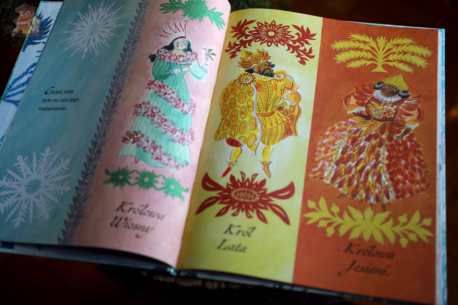 Urodziny Króla Zimy – Królowa Wiosny, Król Lata i Królowa Jesieni na jednej stronie