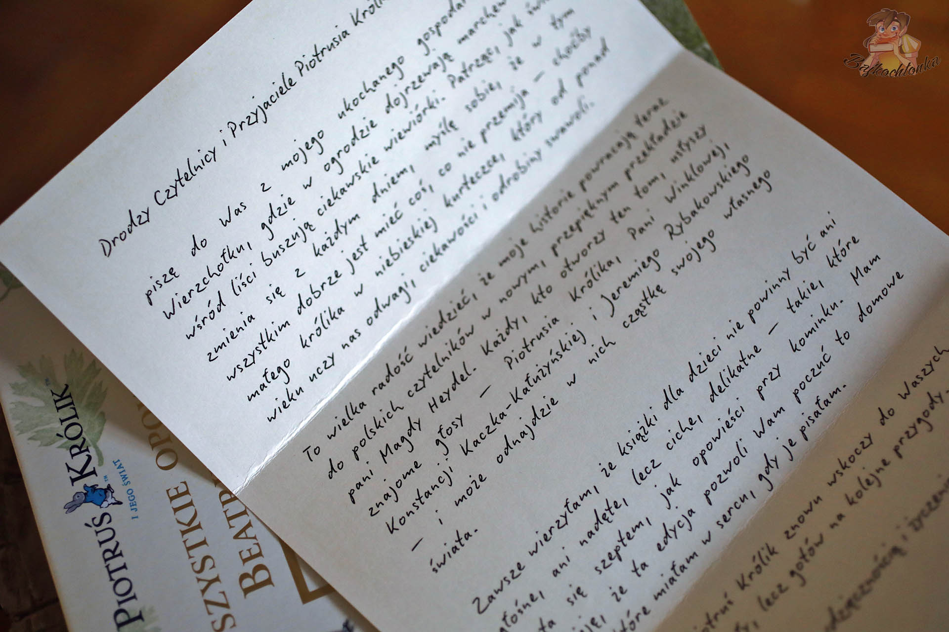 Wkładka z listem do czytelników w wydaniu zbiorczym Piotruś Królik i jego świat – klimatyczny dodatek edytorski.