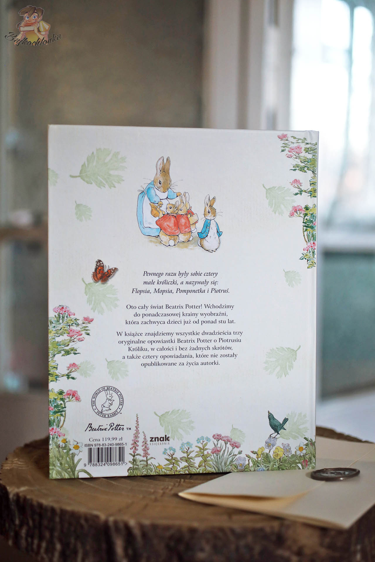 Tył okładki Wszystkie opowiastki Beatrix Potter z opisem: 23 opowiastki bez skrótów + cztery teksty pośmiertne.