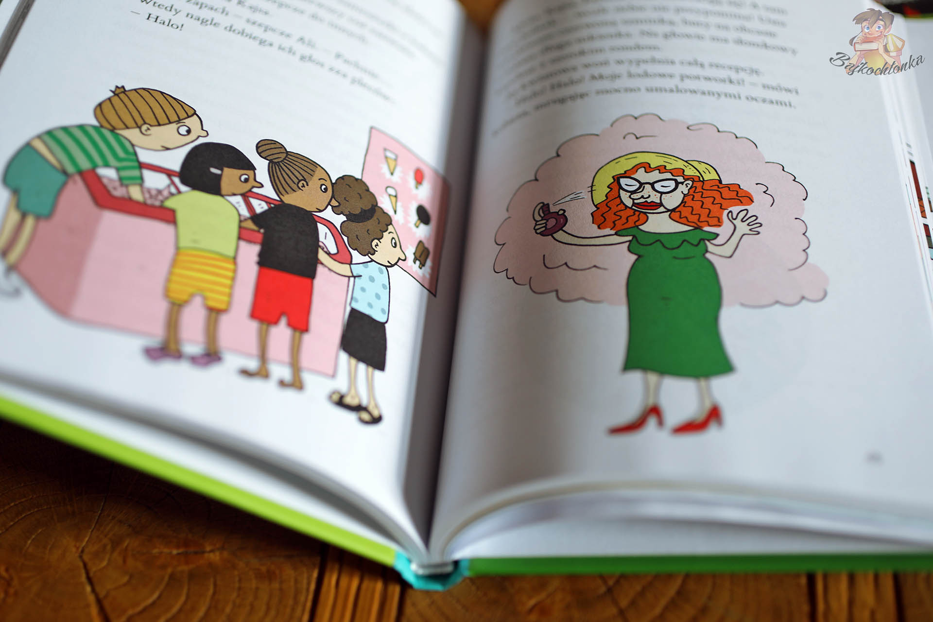 Dzieci ustawione w kolejce po lody i uśmiechnięta kobieta w zielonej sukience – zabawna ilustracja z serii Z rodziną Janssonów