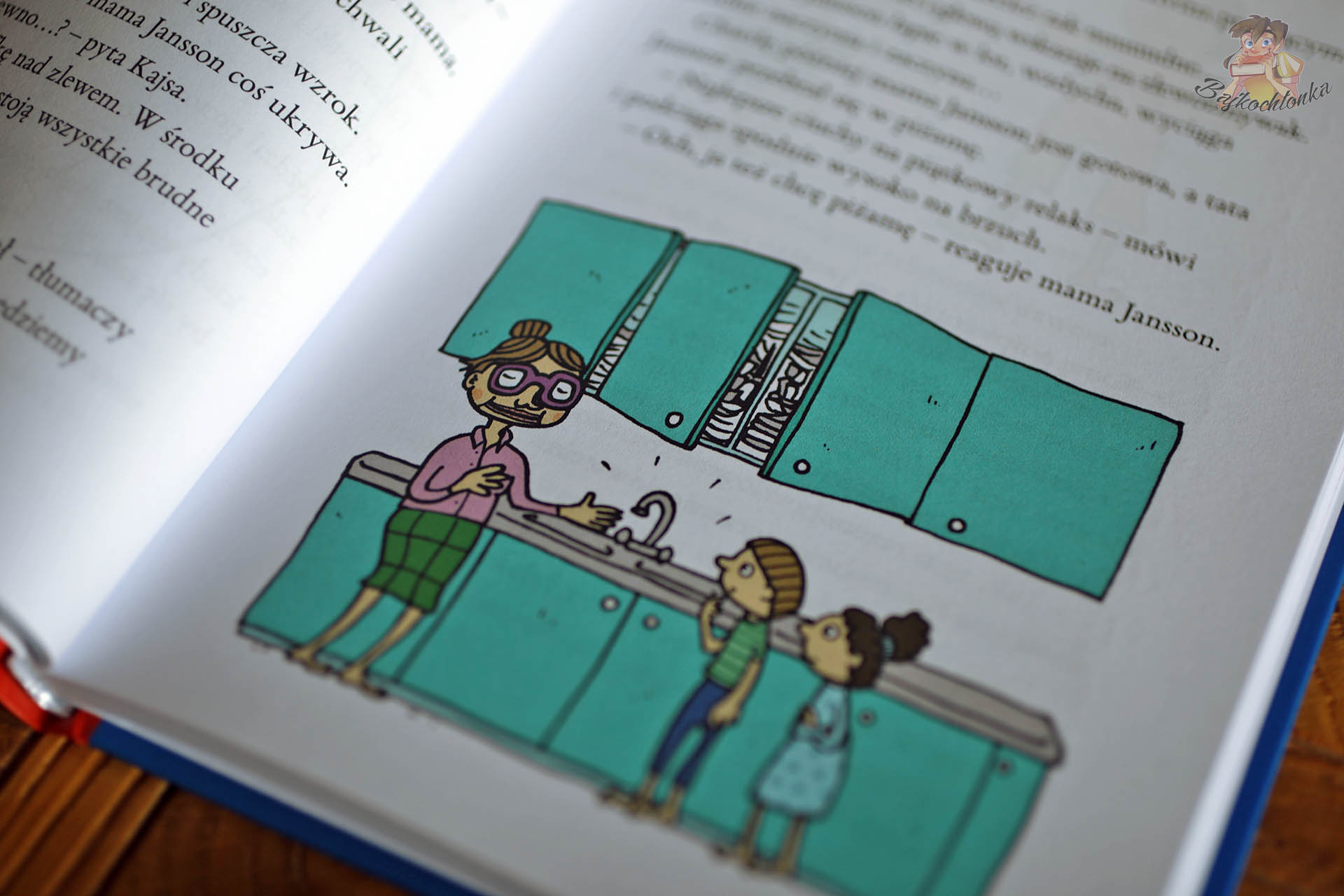 Mama Jansson stojąca przy zlewie w turkusowej kuchni i rozmawiająca z dziećmi – ilustracja z serii Z rodziną Janssonów