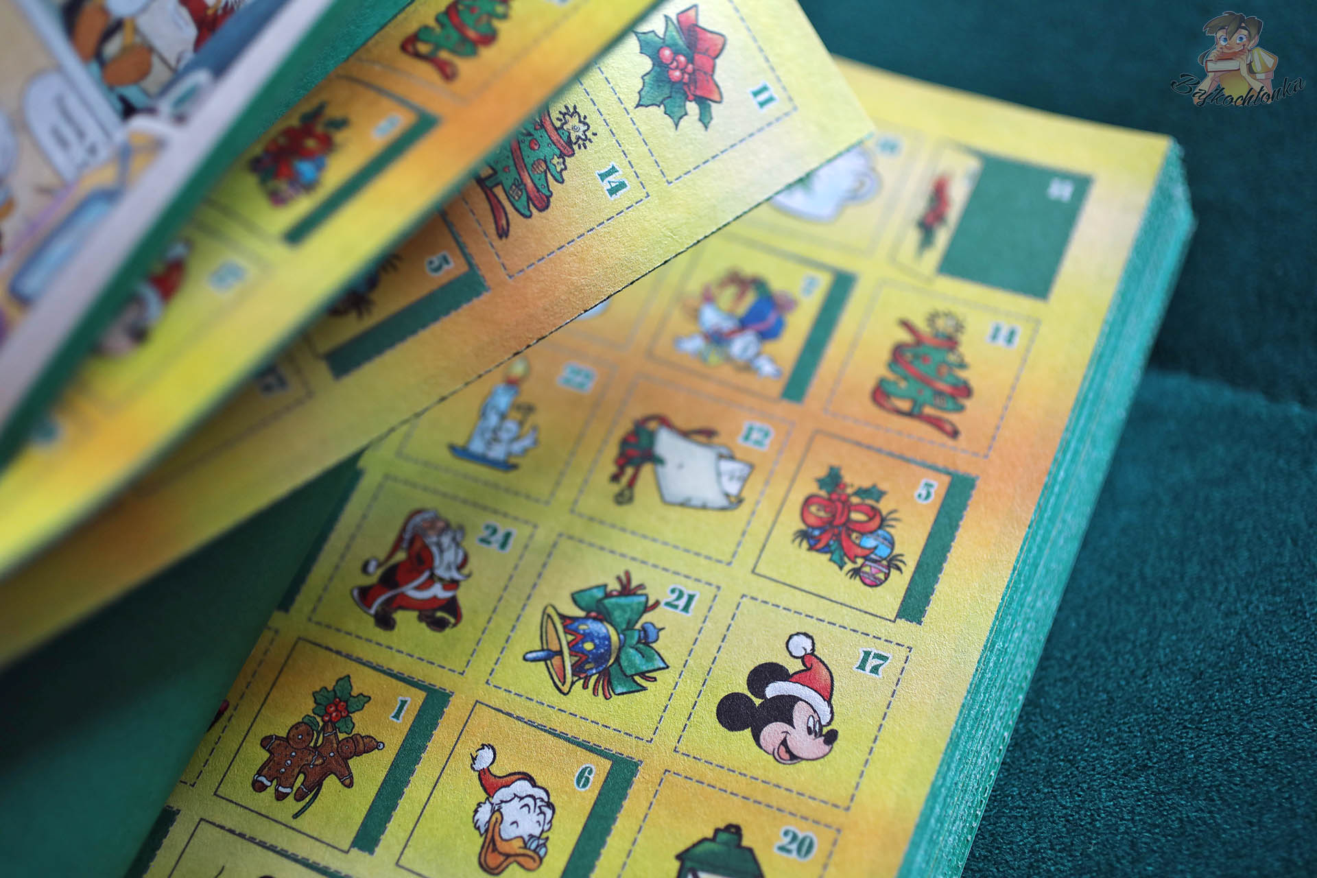 Kalendarz adwentowy w komiksie - małe ilustracje i numerowane okienka