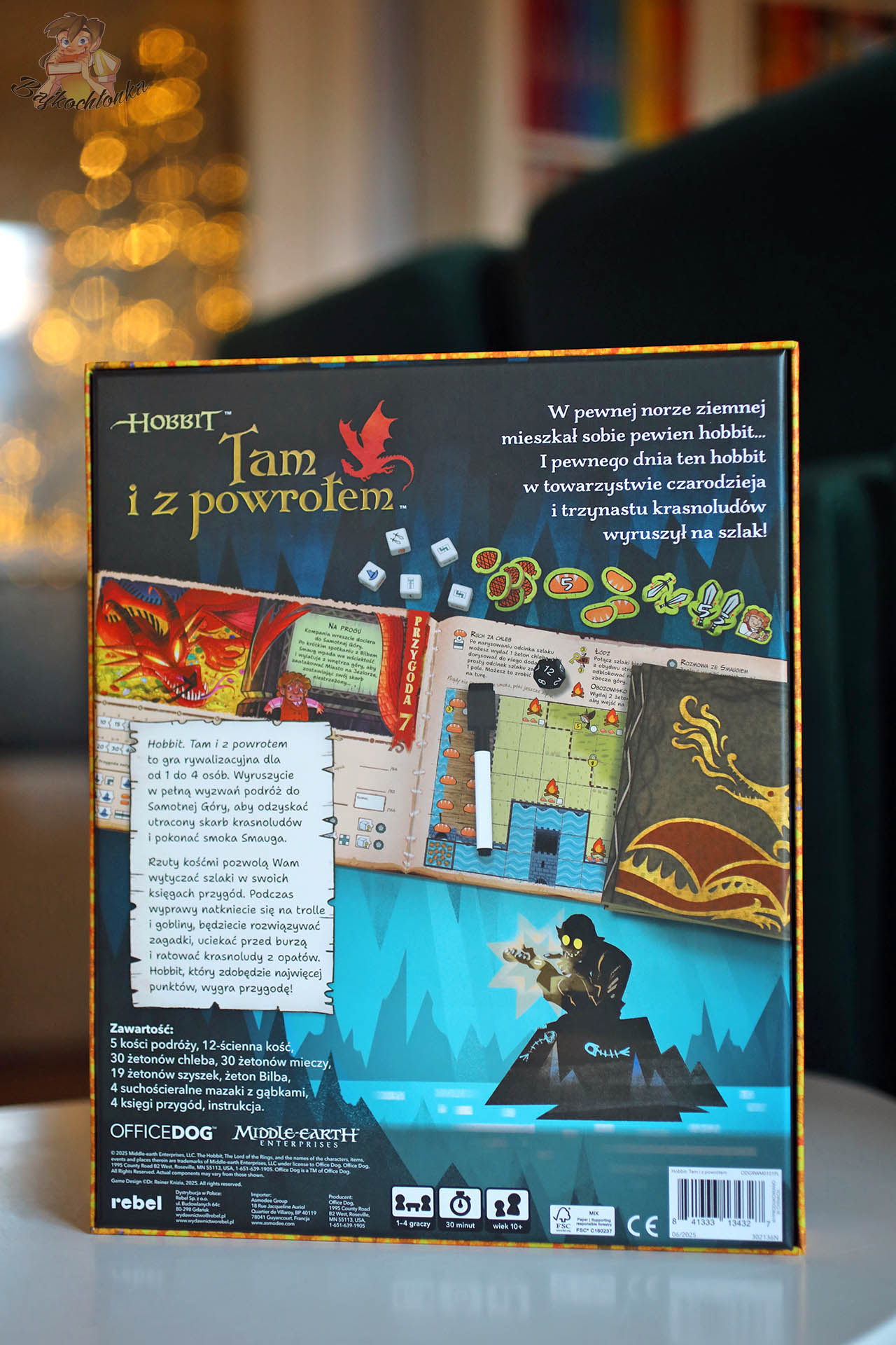 Tył pudełka gry „Hobbit: Tam i z powrotem” z opisem rozgrywki, ilustracjami przygód i wyszczególnioną zawartością