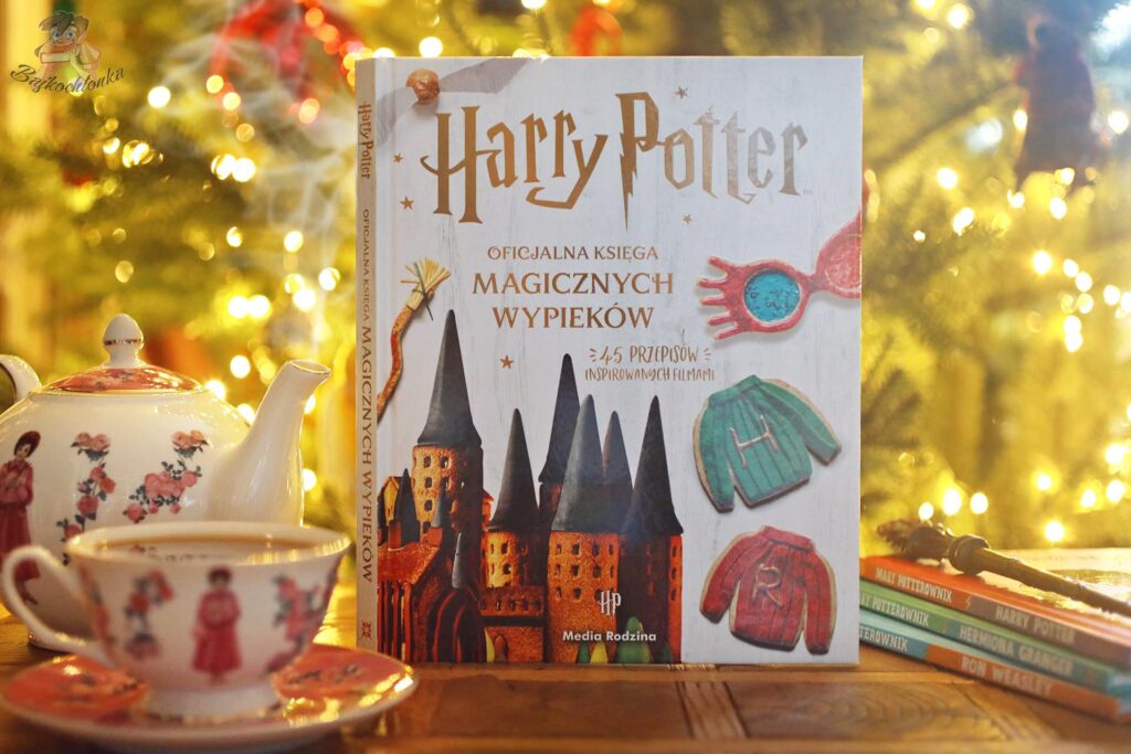 harry potter oficjalna ksiega magicznych wypiekow okladka ksiazki przy choince i dzbanku herbaty